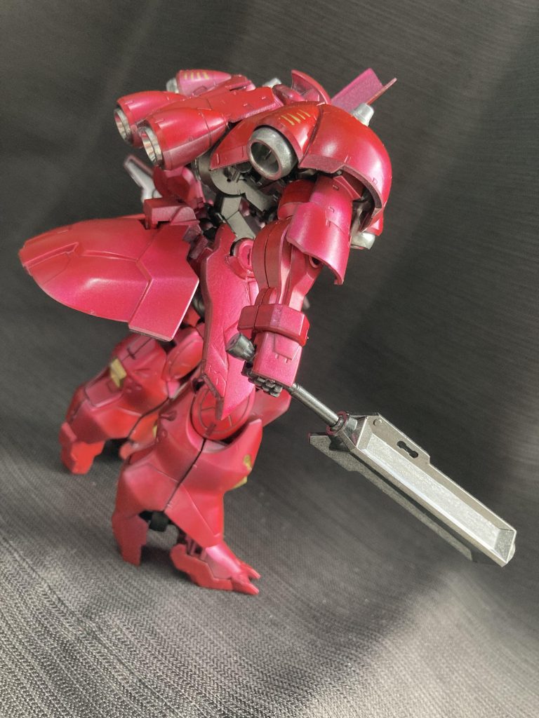 斜め後ろから。ルプスの踝部分はキリマスの装甲と思い切り干渉するので形状を変更。また、ヒール部分はMHの踵っぽさを求めて下部の突起を切り落としています。