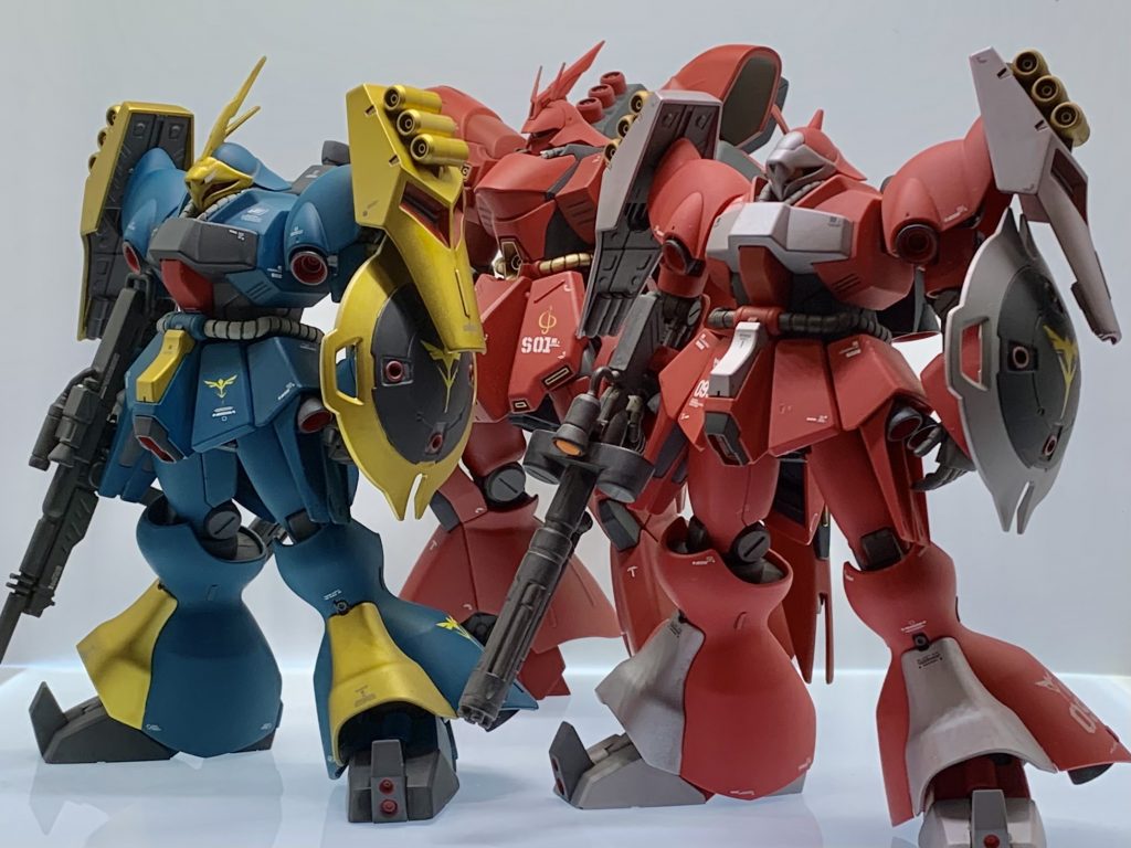 ニュータイプ専用機揃い踏み。赤ヤクト・ドーガは以前に部分塗装で作ったものです。今回のギュネイ機と同じような改修も一部行っています。 