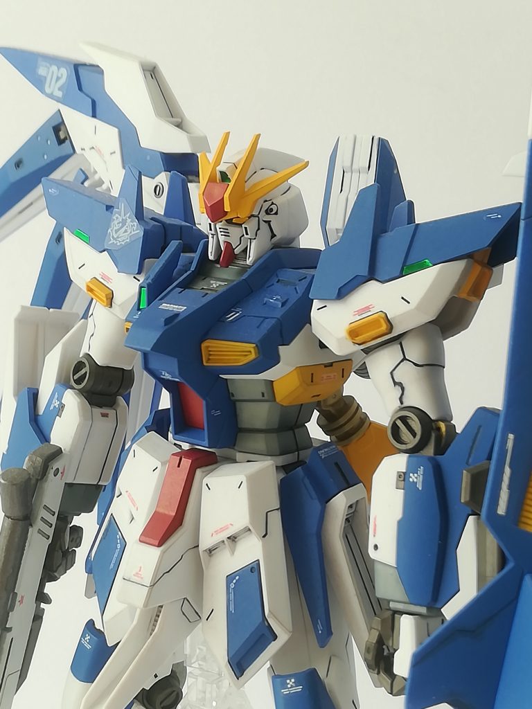 頭部アンテナの形状がカッコ良い。肩にスラスターがたくさんあるのも良いです。