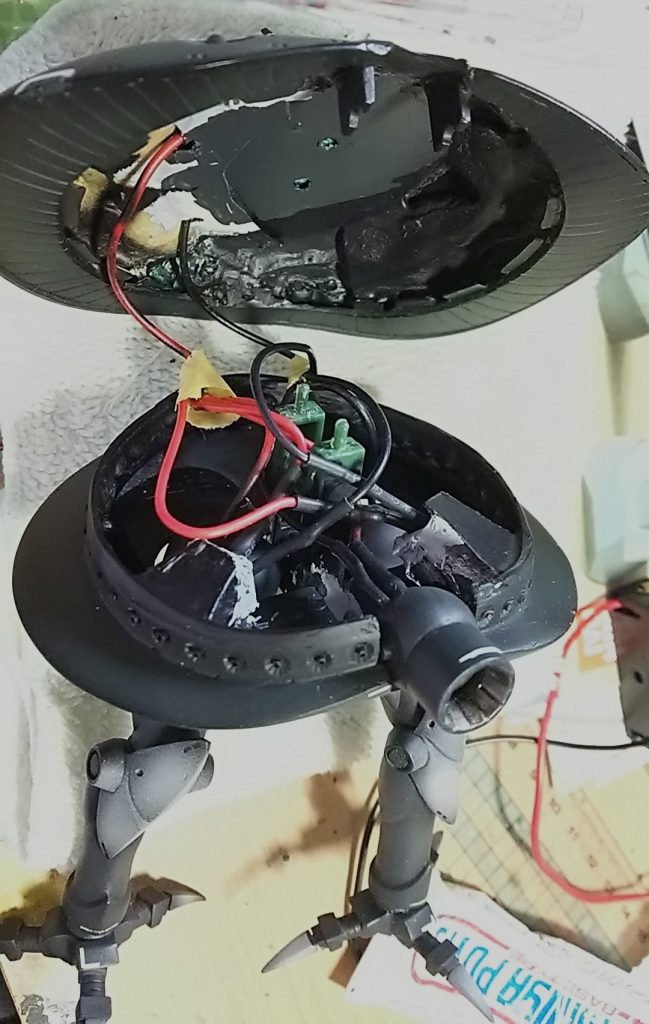 主砲用、側面砲用×２、モノアイ用と、LED４点をシリーズ結線。胴内がビジーで電源格納は無理なので、脚部内に導線して足裏から給電。電源とスイッチは飾り台に。