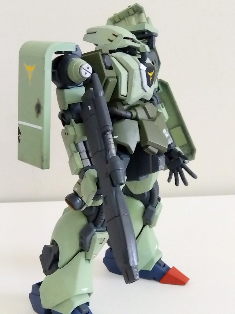 右肩のシールドはFGザク、武器はガ・ゾウムのハイパーナックルバスターになります。手は次元ビルドナックルズ(丸)から。