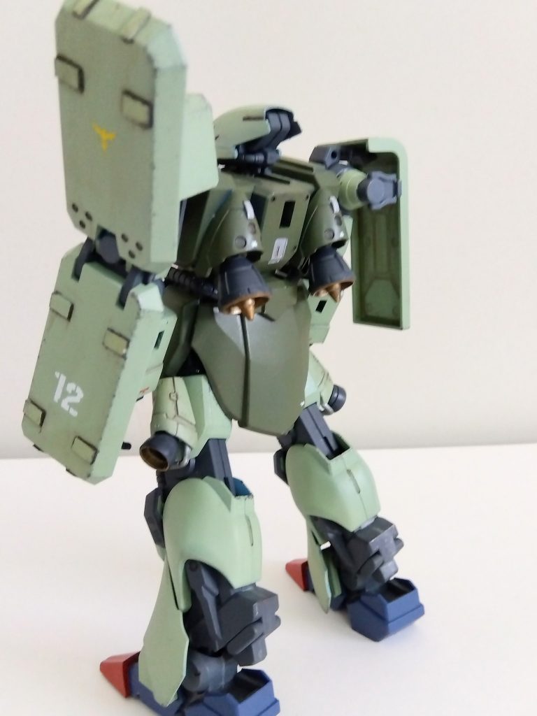 背中と太腿にビルダーズパーツのブースターを、右肩にスパイクを接着しています。