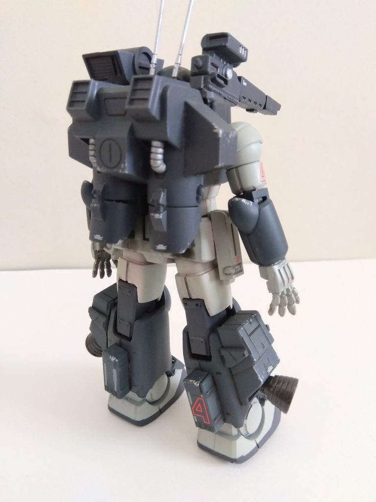 背面図。手はビルダーズパーツのジオン系ハンドに細く切ったプラ板を貼ってそれっぽく。肘カバーは別作品に使用したのでプラサポで自作。