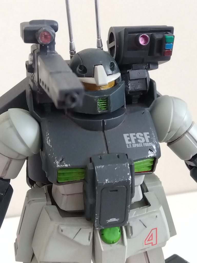 塗装は缶スプレーとガンダムマーカーで。ゴーグル部分はガンダムマーカーのシルバーで塗った後、エナメルのクリアーオレンジで重ねました。