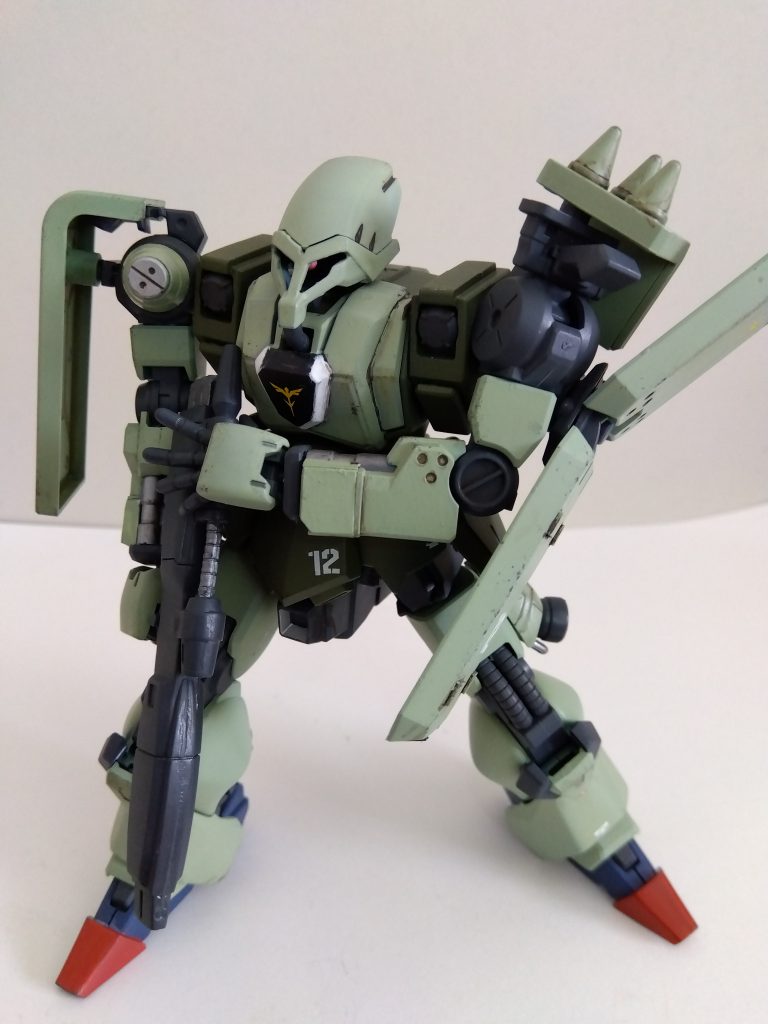 塗装は缶スプレーで行った後、焼鉄色でチッピング。袖はあえてプラ板で塞いで一般機感を。