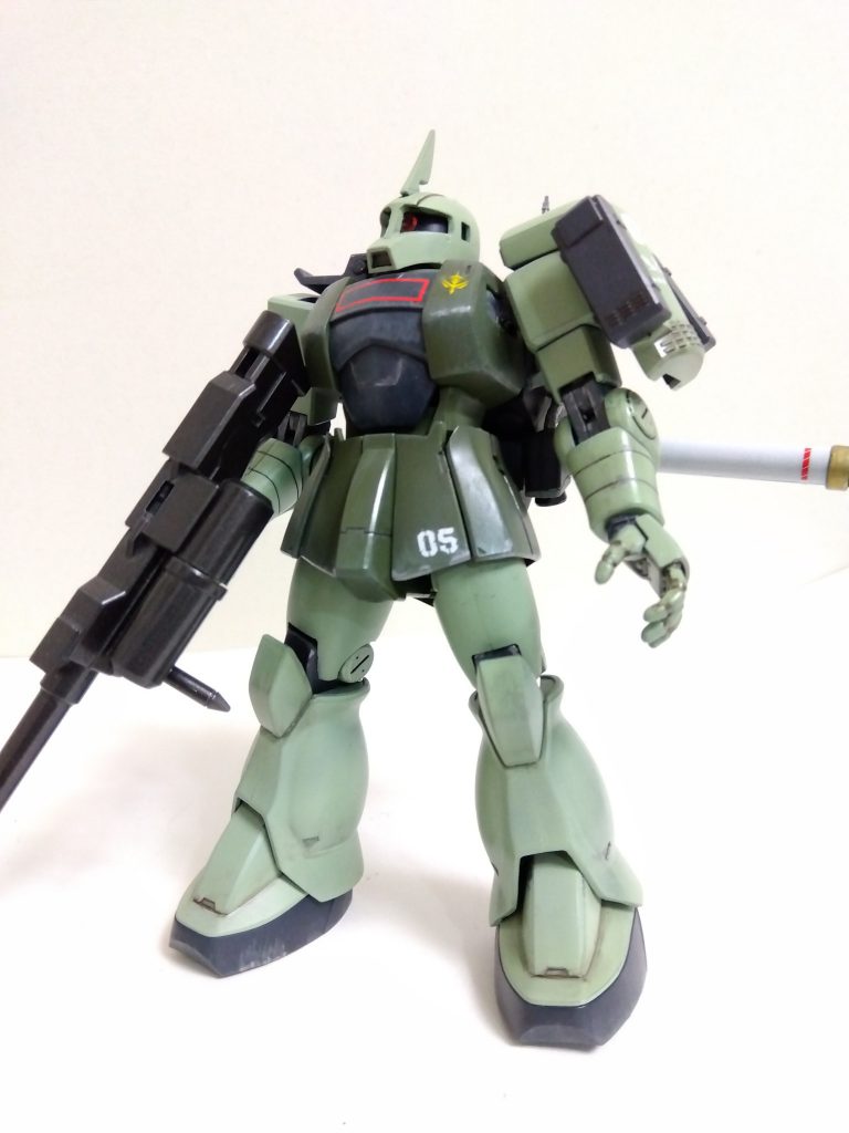 基本はHGザクⅠで、バックパックはザクマインレイヤーを、武器と肩部シールドはアメイジングブースターの物を使用しています。