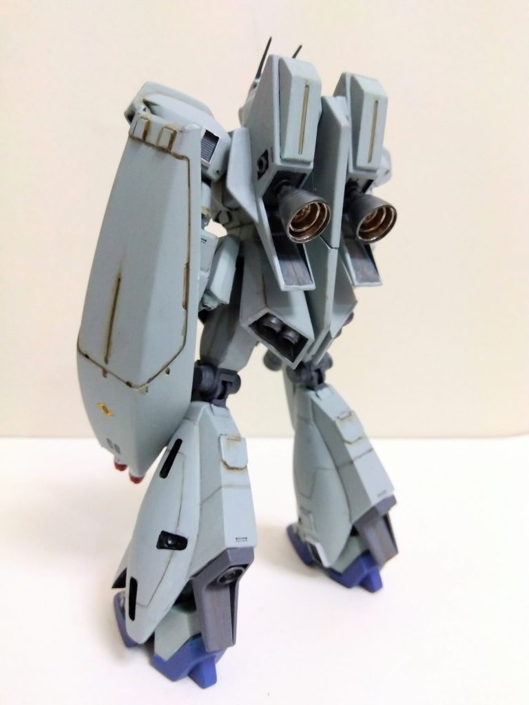 キットそのままだとのっぺりし過ぎなのでプラ板やビルダーズパーツ、MSGなどでディテールアップ。脚部には筋彫りを追加しました。