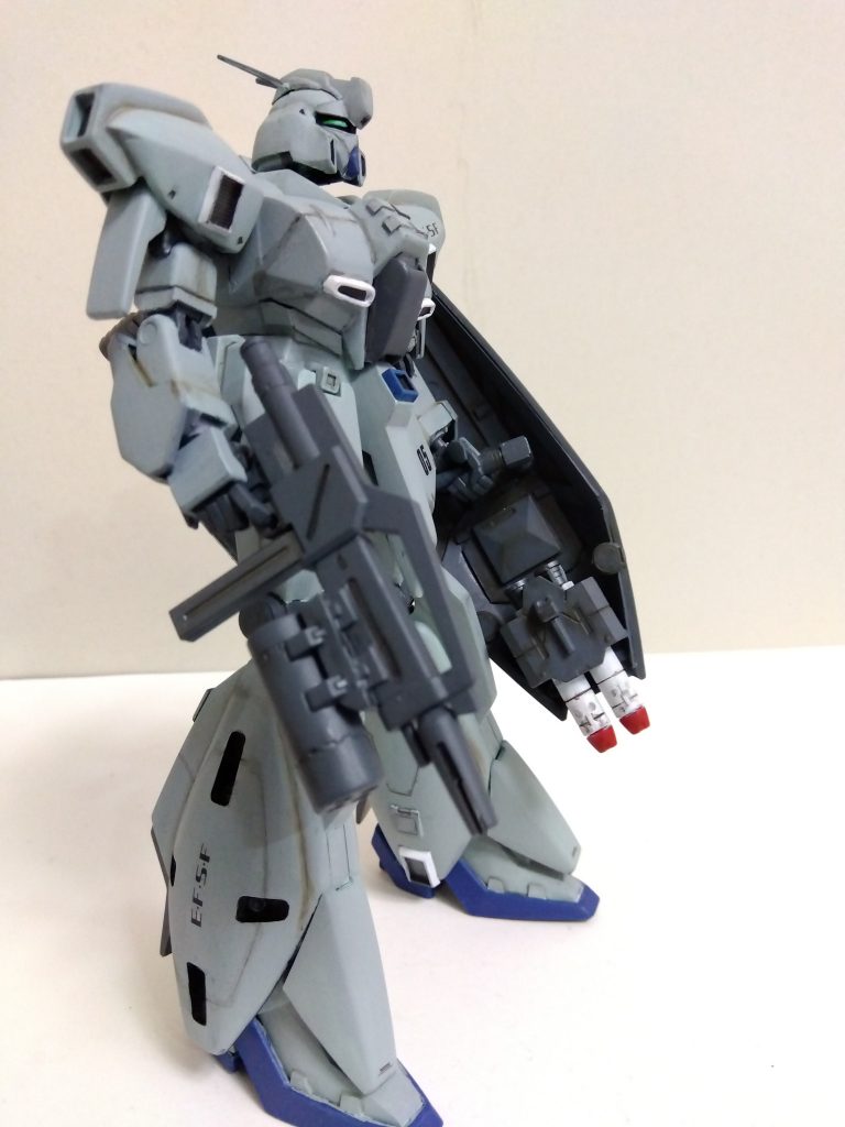 シールド裏はプラ板でデコレート。持ち手をリゼルのビームサーベル基部に変え、オリジン風に前後逆に装着しました。