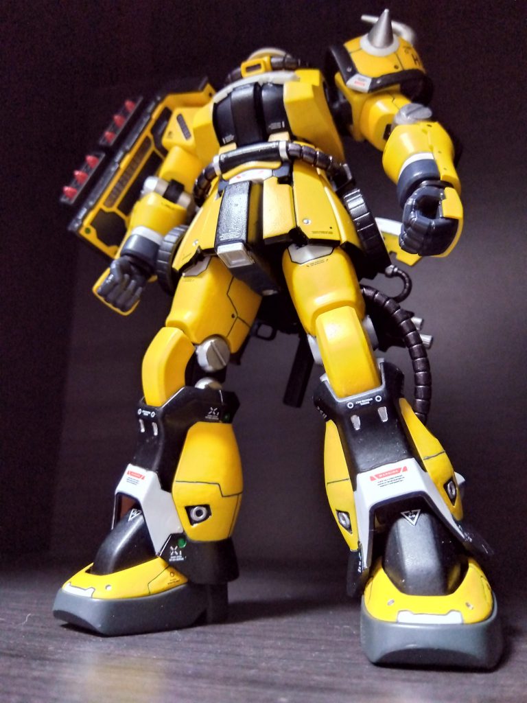 スジボリを入れながら色の配置を考えつつのんびり制作。成形色の白(ベージュ?)の部分は問題なくマーカーで黄色塗装できたものの、胴体横の紺色パーツの黄色塗装が直塗りでは大変💦一度アースホワイトという白パーツの成形色に近いマーカーで塗ったあとにトップコートを吹いて、そのあとに黄色で重ね塗り。それでも若干青く見えるし…サフ吹きたい😫