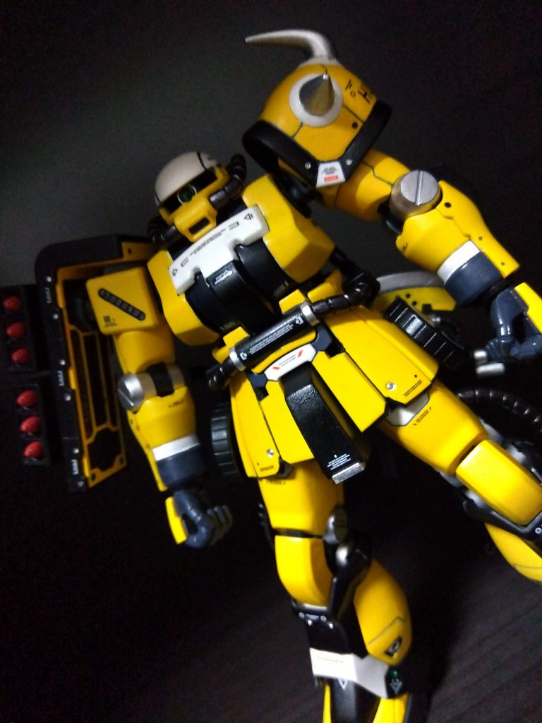 車から変型するロボットはもれなくどこかにタイヤが残るもの。さすがにタイヤは付けませんがタイヤに見立ててマシンガンの弾倉を装着wえ?ええ、もちろん変型しませんよ😗