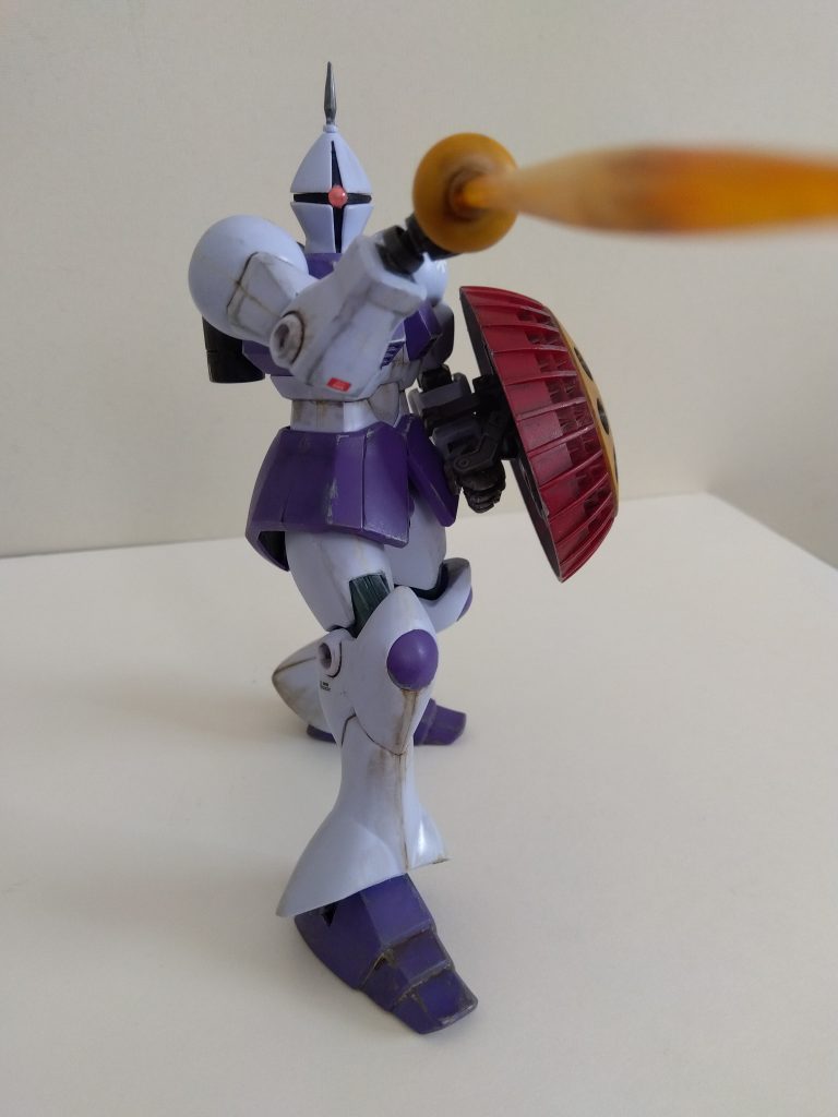 塗装は前述の通り。関節部や装甲の裏側にガンダムマーカーを塗り、その上からリアルタッチマーカーやガンダムマーカーのシルバーでウェザリングを施しました。