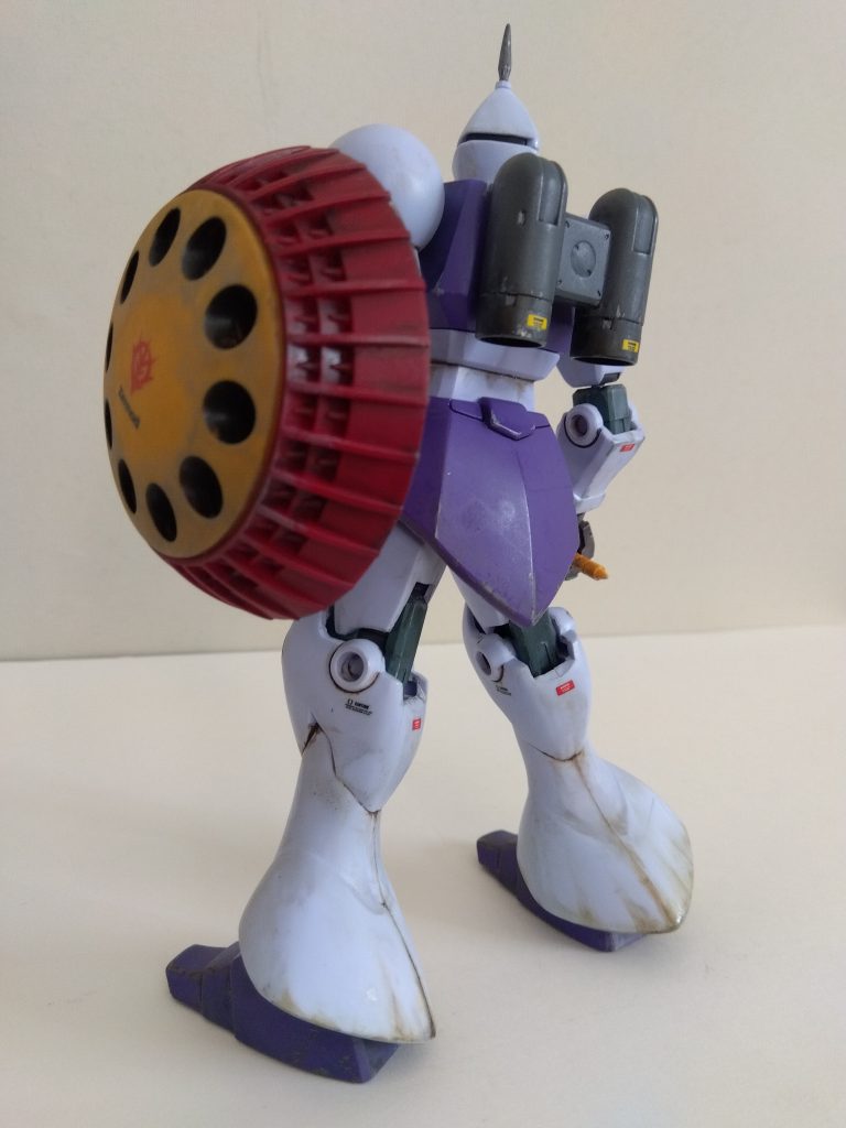 太腿の裏側を削り、より脚を大きく開くようにし、足首のパーツを市販のものに変え地面に密着できるようにしました。