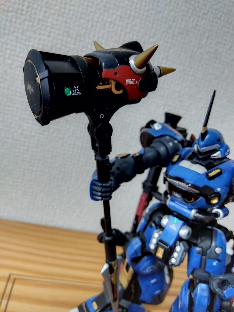 本体には使わなかったケンプのトゲ付き肩アーマーと30MMのハンマーにガナーザクやらの余り部品をミキシングして作成。肩アーマーのバーニアでブーストをかけ驚異の破壊力を生み出すとかなんたらの設定です。