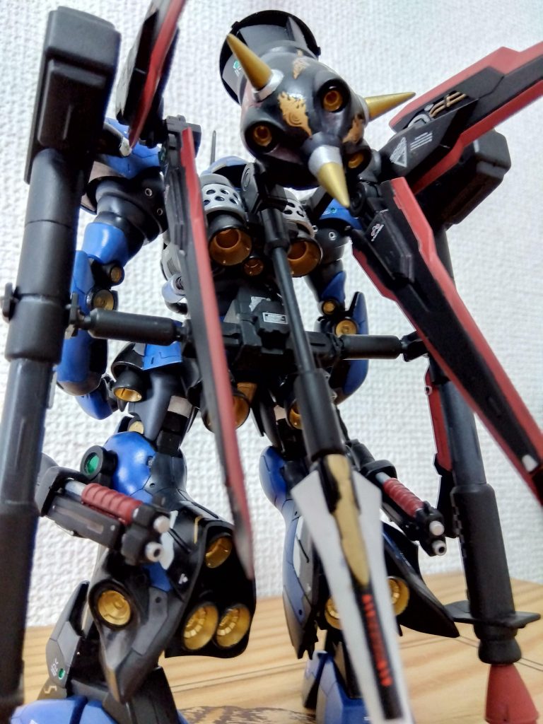 ヘッド部分は可動式になっていて背中にマウント、強襲時の追加ブースターにもなります。下部のブレード部分は昔やってたMMOにこんな剣があったので参考にw