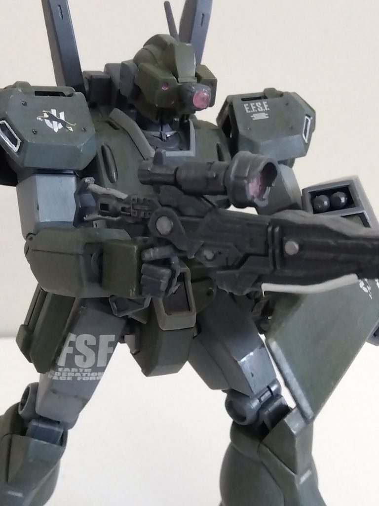 スナイパーライフルはジムジムウエポンのものを使用。バイザーのスコープはビルダーズパーツを使い、通常時と展開時の2種類を作製しました。