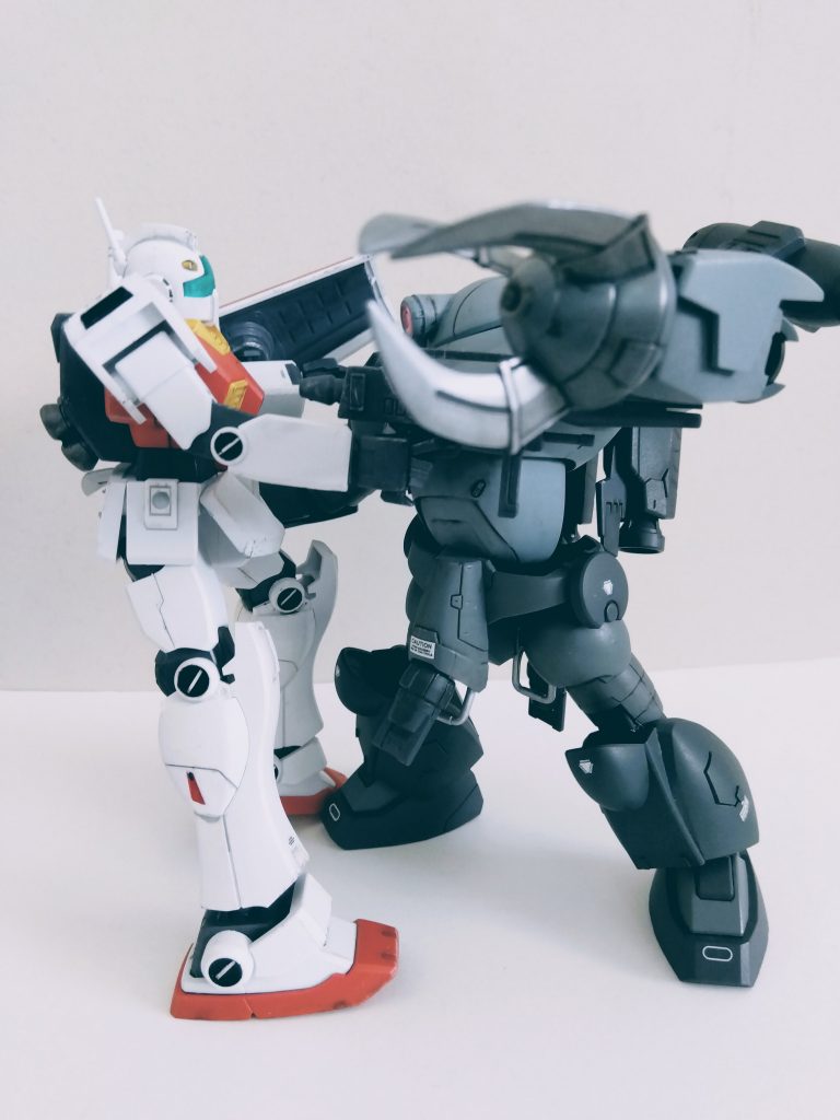 なんちゃってジャブローごっこ。こうして比較すると、カラーリングのせいか結構強く見えますね……