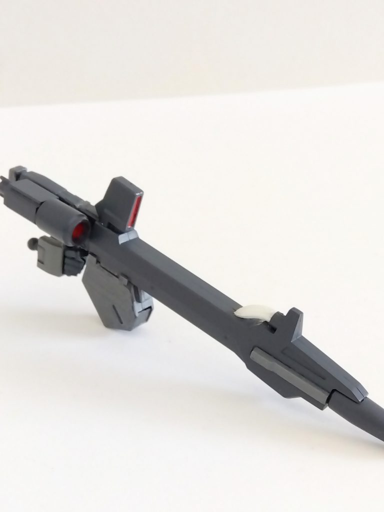 リゼルC型のメガビームランチャーを半分に切って、ビルダーズキャンペーンのレールガンをこれまた半分に切った物と貼り合わせてます。エネルギーパックはジャンクパーツから適当にでっち上げました。