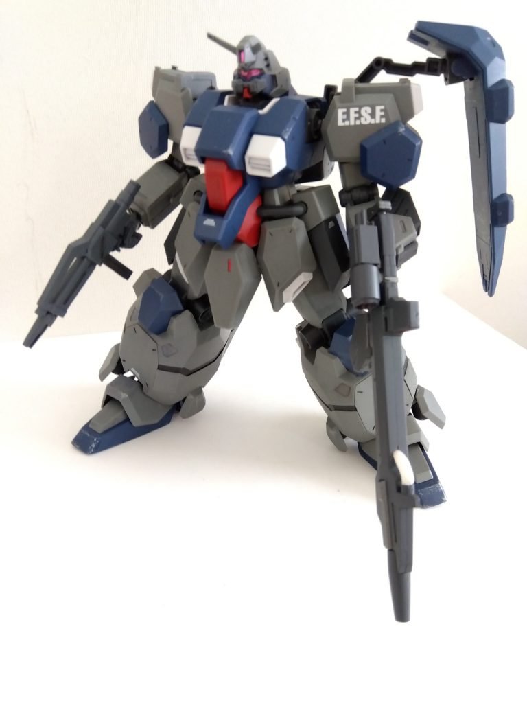 ビームライフルとの2丁持ち。やっぱ太いMSには長物が良く似合いますね……