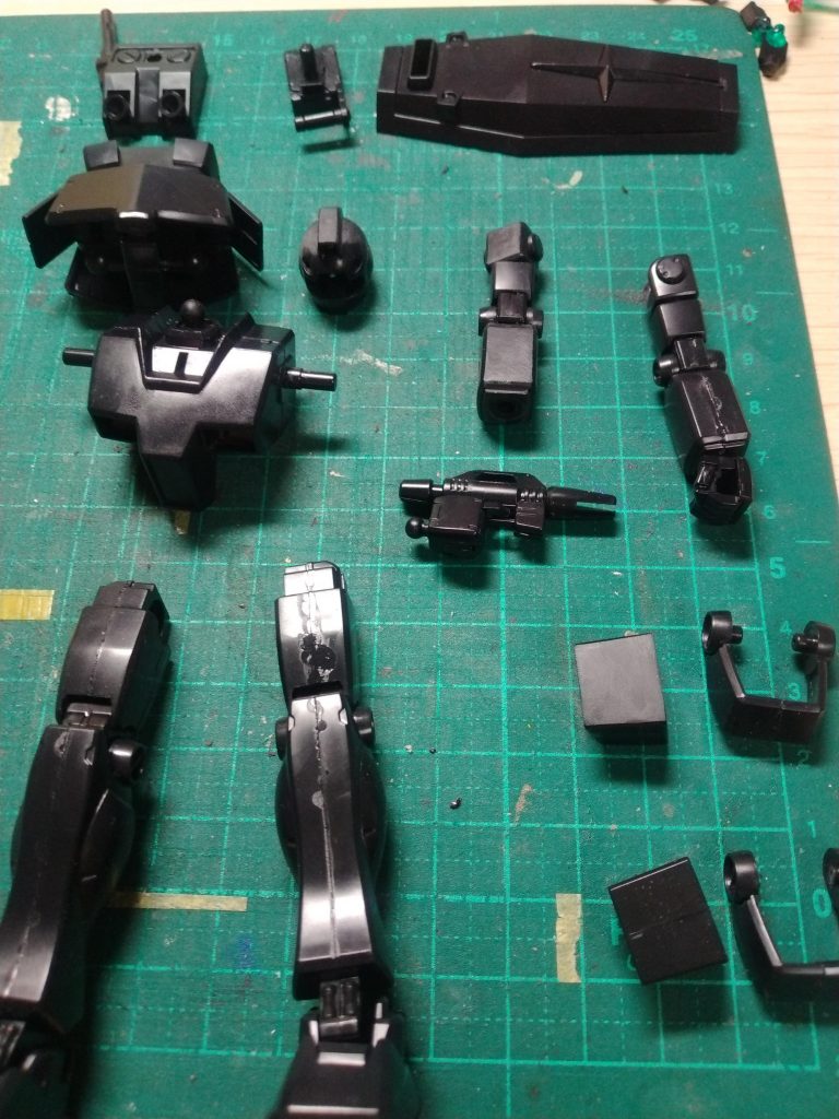 合わせ目消し直前の各パーツ。モノアイは後ハメ加工。