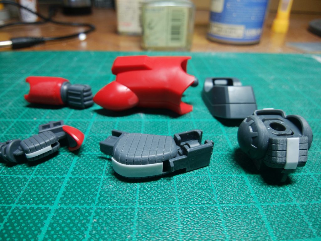 関節部は合わせ目処理と統一感をもたせるためプラ板で処理。