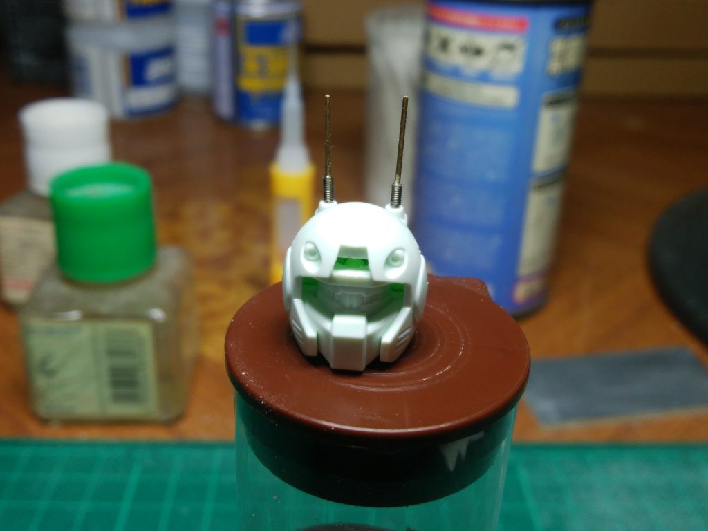 アンテナを真鍮線とスプリングでディティールUP。カメラのバイザーは中のメカが見えるのが嫌いなため、クリアパーツ内面にアルミテープを貼り、反射させる仕様にしています。