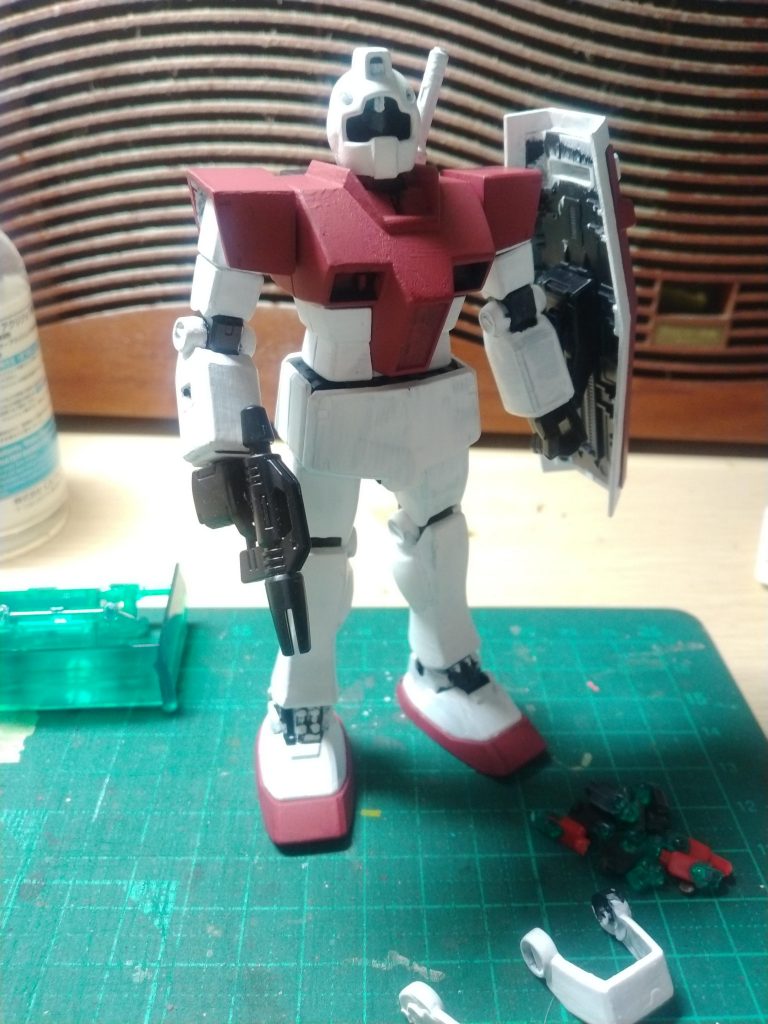 アクリジョンのベースカラーの白と赤を筆塗りした状態。