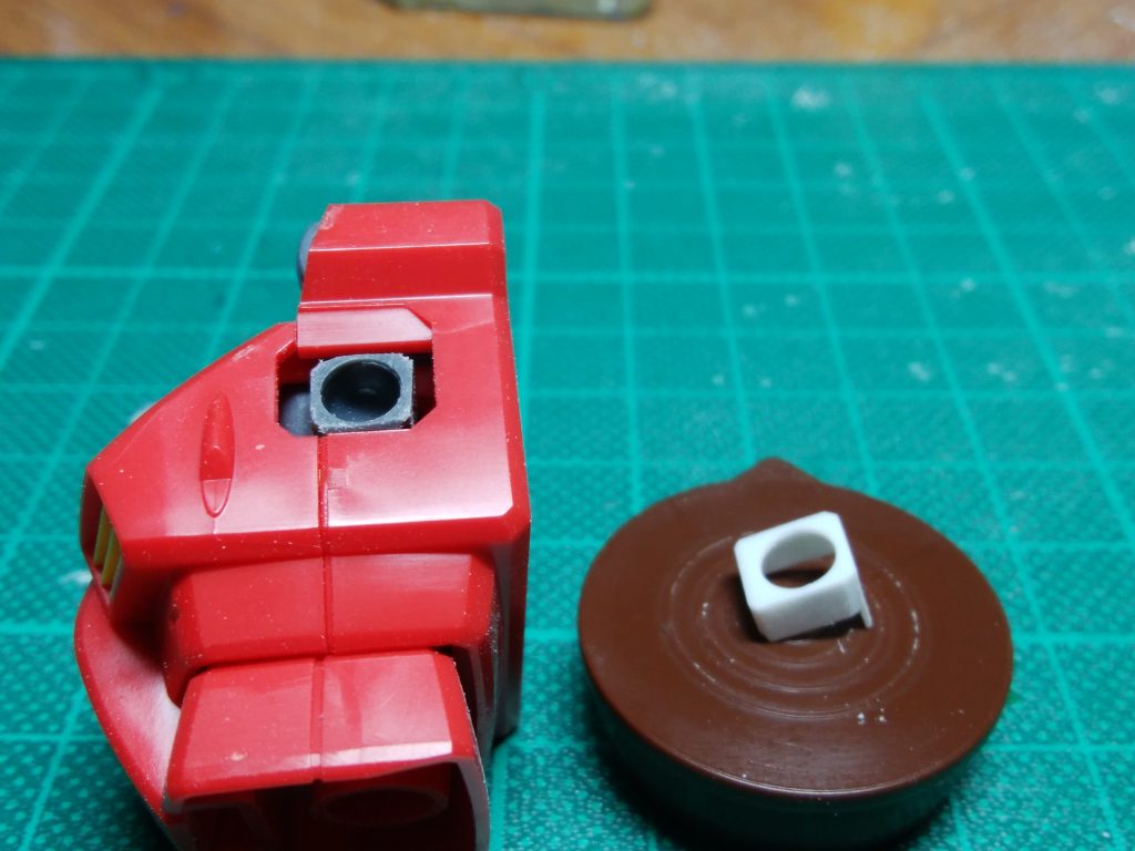 ポリキャップ隠しのカバー作成、横の凸部(アポジモーター?)は一旦削り落とし整面後にwaveさんのuバーニアミニで復元