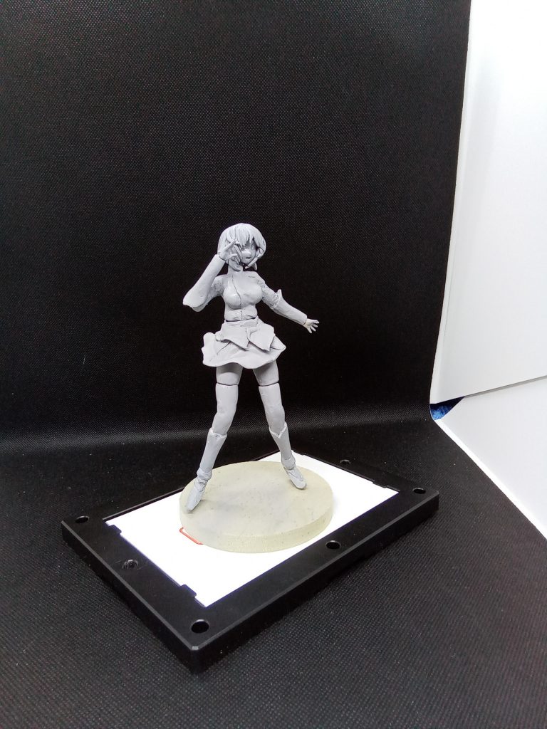 制作中 中期状態胸とウエストに違和感があったので修正あと、服の装飾はついていませんこの状態で着色したところ、髪の毛にボリュームがありすぎたので頭部も小型化しました