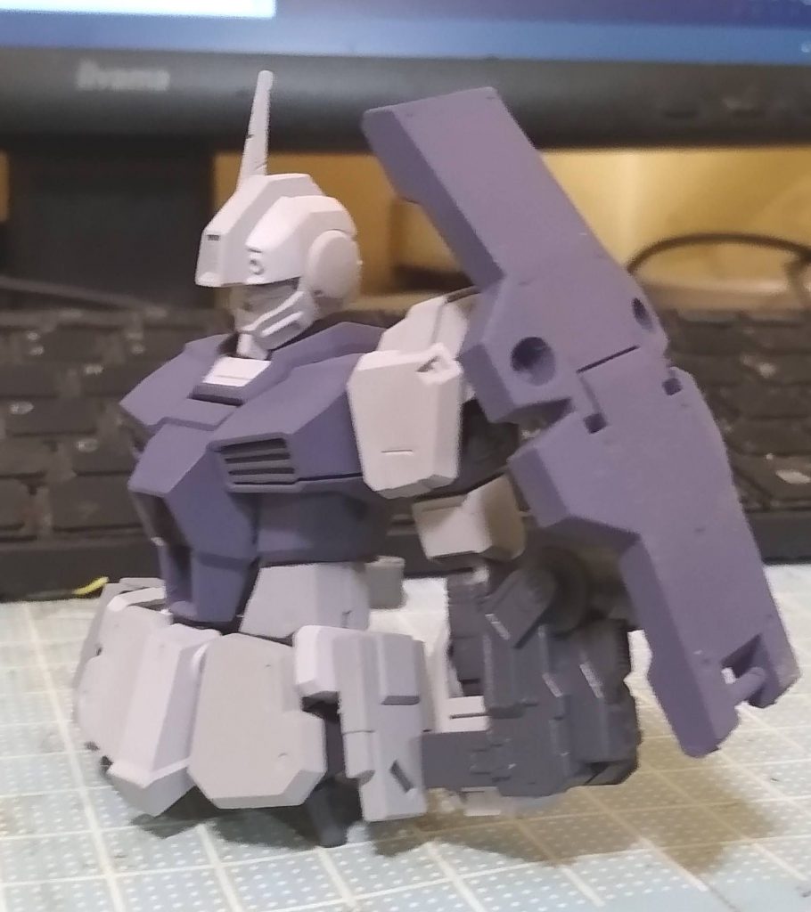 グレーの塗り分けでロービジ仕様にしようと思ったのですけど、それだと味気ないのでG3コアガンダムの配色にしようと思いこんな感じに。本体色1:灰色9号+微量の黒、青本体色2:クレオスNo.306 グレーFS36270米空軍機制空迷彩色胸部等:余った塗料の混ぜ合わせ関節、武器:同上(ほぼビルドカスタムシリーズの成形色)