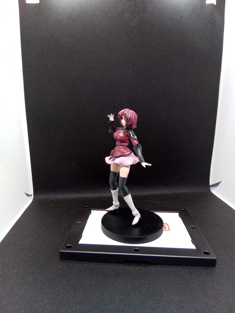 顔はラクスのキットのものを複製 それを加工してしあります(顎を削って少し小顔化)手は何かの余りがあったのでそれを加工して使用身体はスカルピー 服はエポパテで造っています頭・胴体・スカート・下半身で分割してあるので 多少のポーズ変更が可能 パーツ交換も可能です