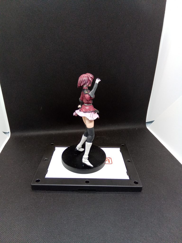 塗装髪の毛と上衣はシャアレッド(サザビー用)スカートは令和桜カラー 黒色部分はティターンズブルーブーツはグランプルホワイトを使用しています肌色部分と髪の毛はウェザリングしてそれっぽくしてます。金色部分はネイル用デコシールを加工して使ってます