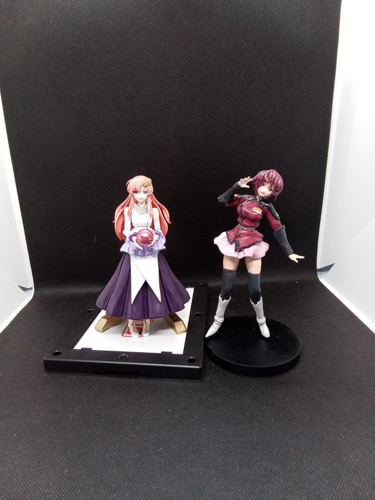 ラクスとの比較身長はだいたい同じに造りましたが 高めのヒールにしてあるので大きいくらいでもよかったかな?と反省服とスカートのシワは上手くいったかな~と自信作ですwただ、髪の毛がまだ上手く造れないので精進します。最初はラクスの手を使うつもりでしたが、どうも身体にたいして大きい気がした為 ルナマリアの手は小さくしてあります