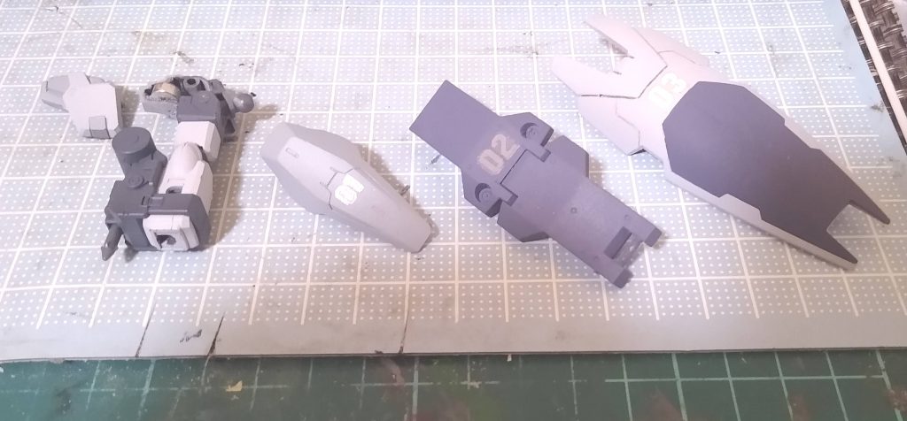 左肩にネオジム磁石を入れてシールドの付け替えを容易にしました。シールドは1号機:ガンダムテルティウムの外装2号機:ストライカージンクス3号機:ジムカスタムの改修各機の個性をシールドで表現してみました。