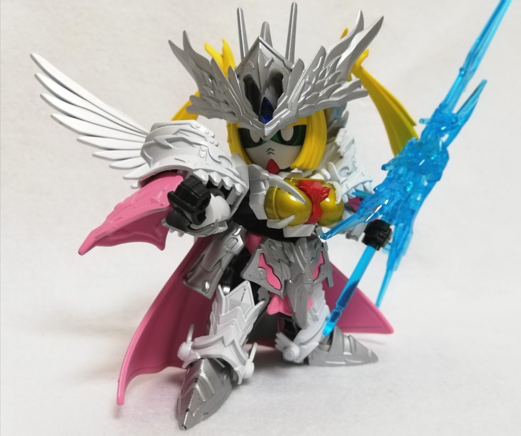 騎士王ネタは各方面で出尽くしているので、いかに女性らしく魅せるか試行錯誤しました。背中には仮面ライダー食玩の装動からパーツ流用して、程よいサイズの羽を付けています。