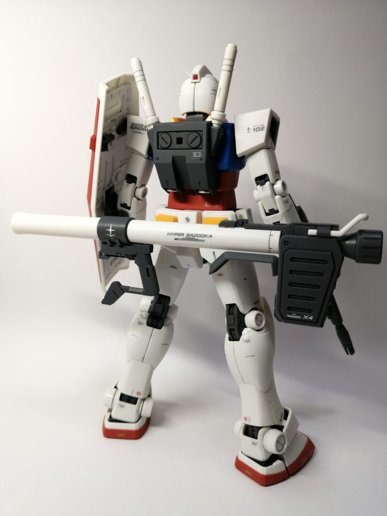 残念ながら、MGの78ガンダムは写真映りが悪いんですよね。実物はとてもスタイルが良いです。スタイルのバランスがいいんですよ。MGの78ガンダムの中では一番スタイルがいいかもしれません。それから、この子、残念ながら、首がものすごくきついので首が回りません。それで正面を向いたポーズしかできません。
