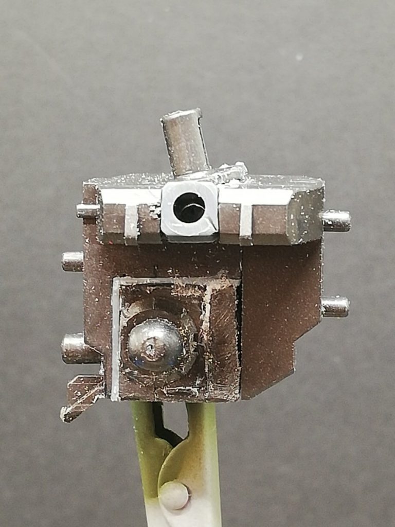 股関節を前進。上半身が前傾するように軸を斜めに