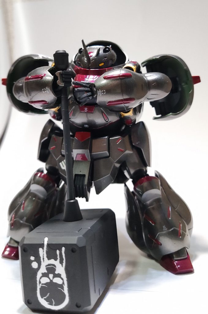 アーサー王のポーズ。手が届かない…今までつや消しが多かったのですが光沢もいいですね。グシオン、ガンダムぽくはないけどほんとかっこいい。