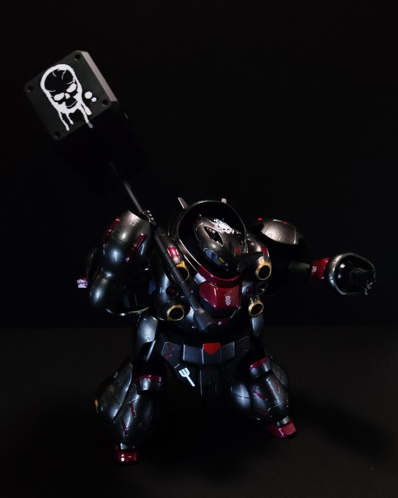 シルエットでかっこよく。ハンマーのドクロが映える。