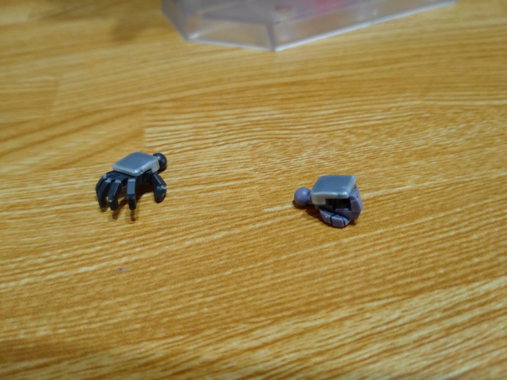 また、ファントムの平手は無改造でクロスボーンの手の甲が取り付け可能だったり。……黒っぽい成形食だから塗装は必須だけど