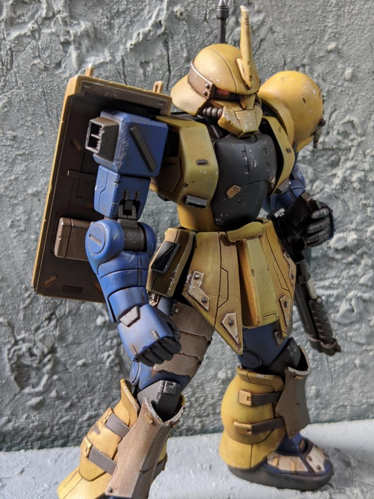 このザクの脳内設定は色々ありますが…😅とにかく現地改修を繰り返され色々装甲が増設されています(^^)