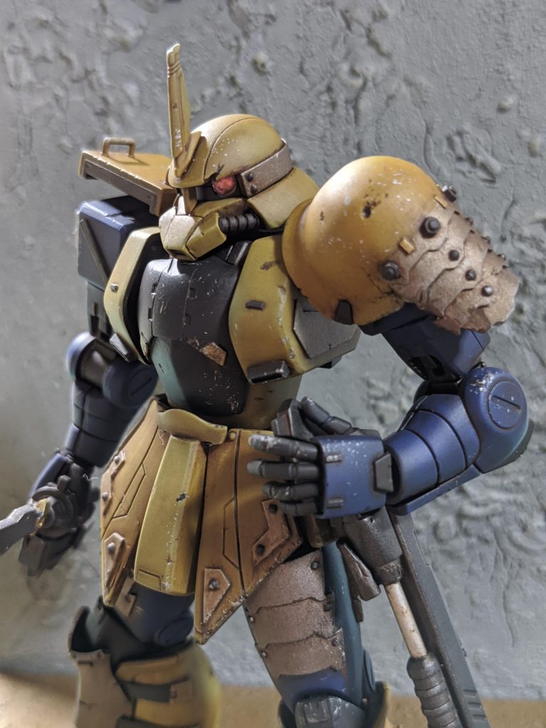 肩や太ももへ鎧のような装甲をプラ板で自作しています🙂