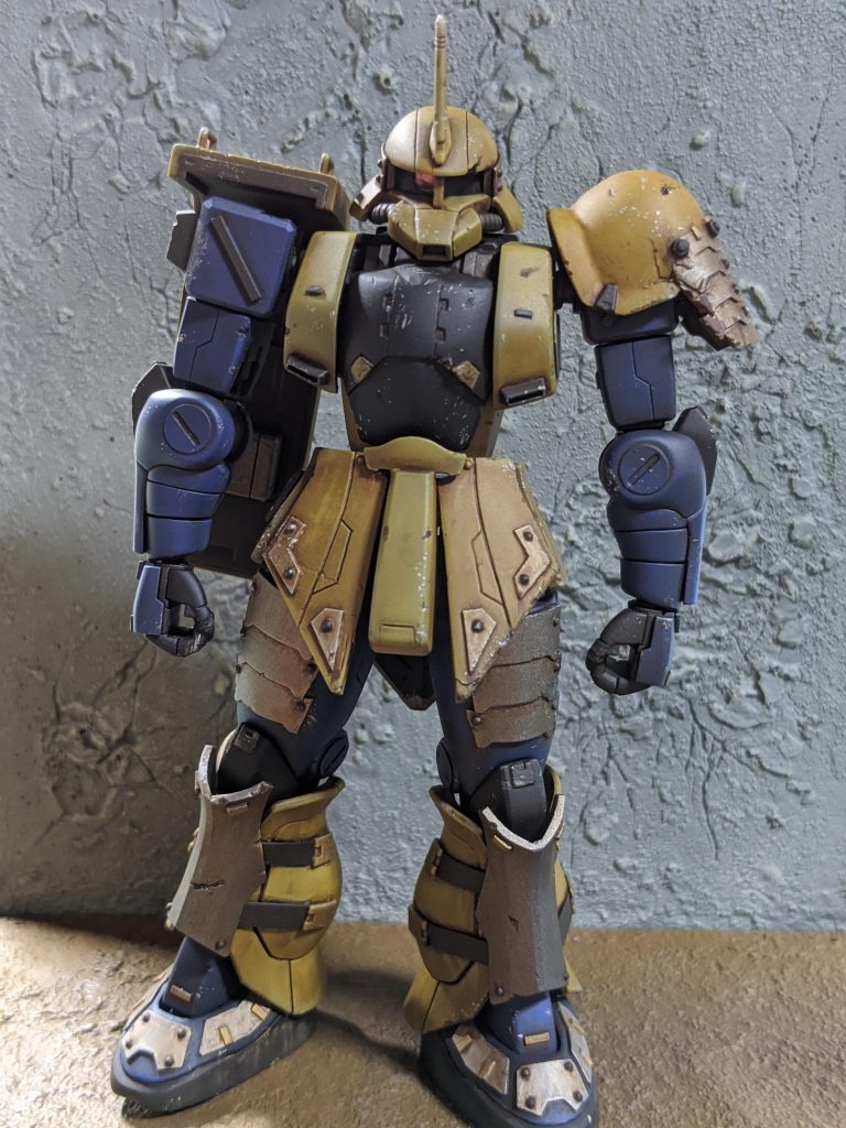 全体に汚し塗装をして使い古されている感じを出しています。ベースの色はリアルタイプカラーザクⅠを参考にしています🙂