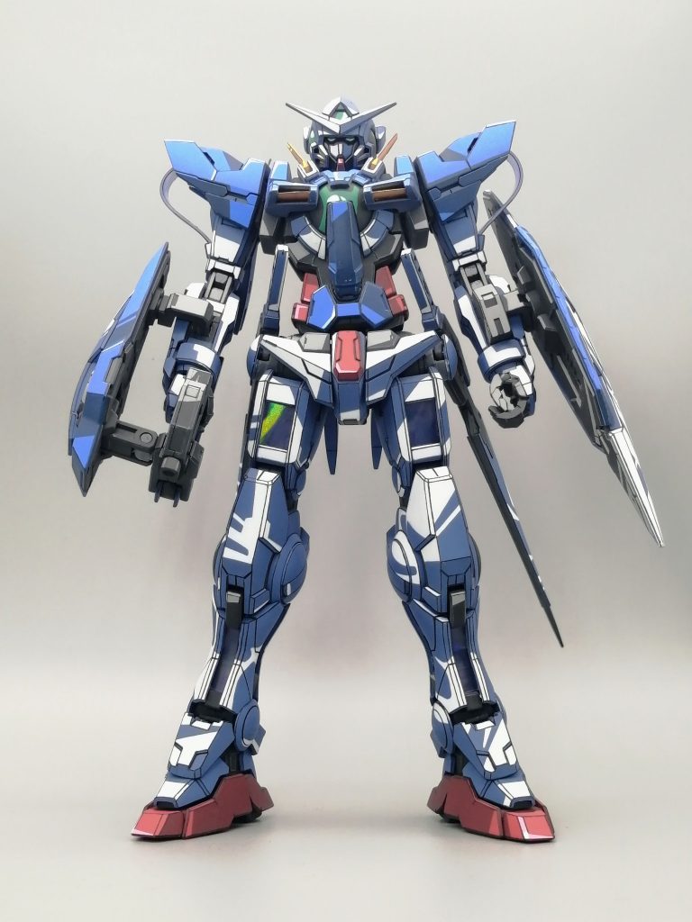 このキットはポージングが難しいです。さらにはブレードやソードなどの武器類も多く、いつの間にかあらぬ方向を向いていたりイライラ。ボールジョイントは瞬着で太らせて可動部の動きは固くなるように、武器等の装備品も基本接着して動かなくしています。ブンドドして遊ぶような年でもないので私は可動しなくても問題ありませんので。というか固定モデルの方が嬉しいです。