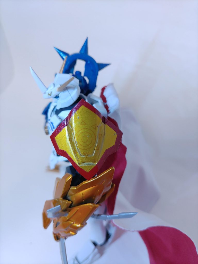 こだわりその２！肩の紋章もデカール作ってみましたが・・・薄い！（ここで気づけたおかげでグレイソードでやらかさずに済みましたが）ちょっとここはお粗末になってしまいました。