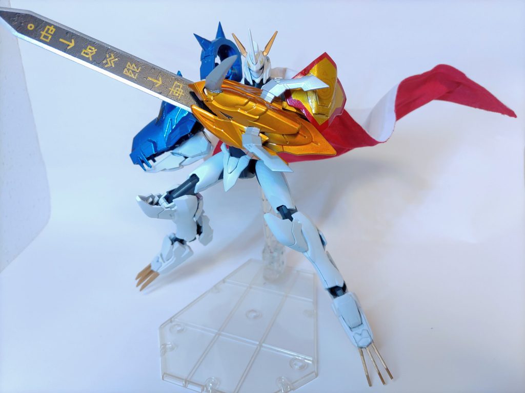 デカール、ド素人なもので最初、黒下地の上に貼ったら何も写ってなくて作り直したのもいい思い出です…最終的にデジ文字と刀身の黒い部分全部デカールにして白下地の上から貼る力業で解決しました笑