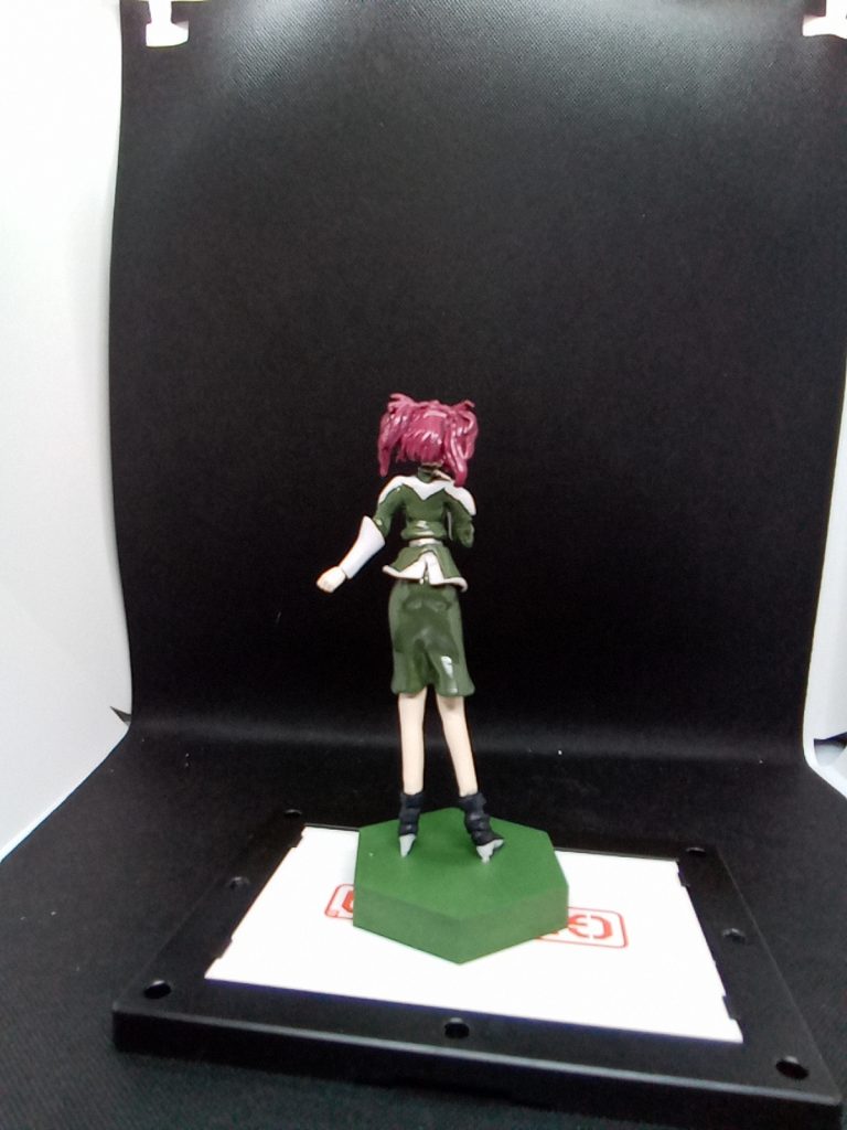 後ろ姿材料ほぼスカルピー  服はエポパテを使って作っています。髪の毛・上着・スカート・その他で三種類のパテを使っています。割れにくい物・伸ばしやすい物・表面処理がしやすい物 という感じです作ってみてわかったのが・・髪型が難しい・・