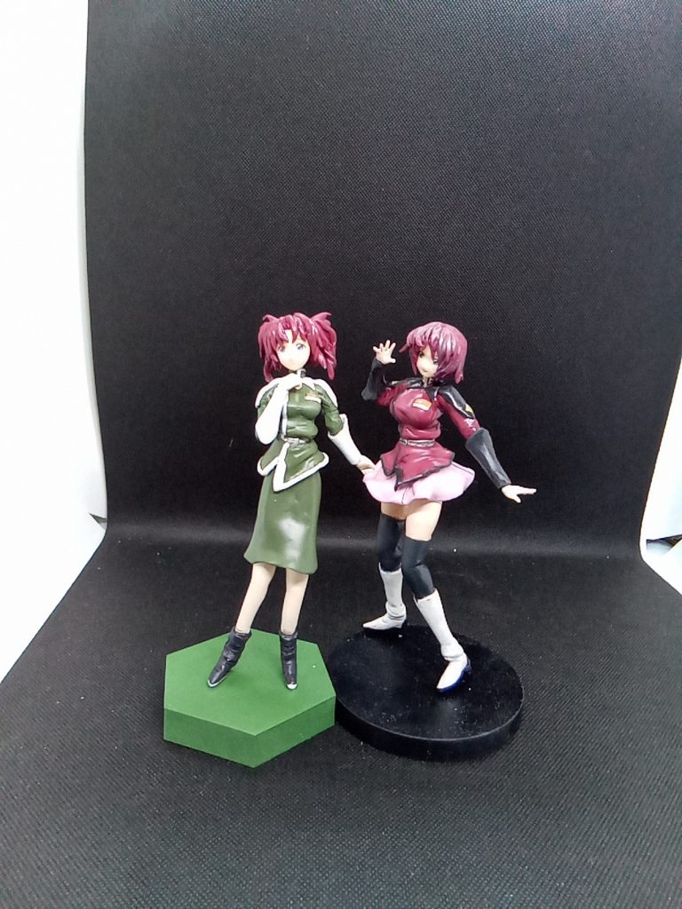 姉妹でなんとなく身長はルナマリアより小さくしましたが台座のせいで ほぼ同じ身長にちょっと細くしすぎた感じ・・