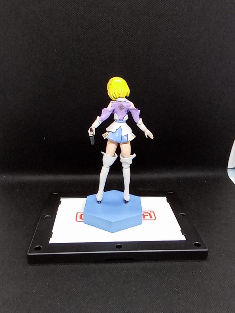 見えないですが・・試験的に前髪を二段 後頭部を三段の積層構造で作ってみました。服装は資料をみても構造がよくわからなかったので自己流にアレンジアレンジついでにデコってみました塗装はガンプラ塗料をしようしてからウェザリングマスターでそれっぽく部分的に透けたような感じにしましたが 画像には写らずフィギュアは作り初めて数ヶ月ということで 満足いくモノはまだ作れませんが・・ガンプラと平行して工夫と練習していきます。変な技術と塗装の良い練習にはなってます