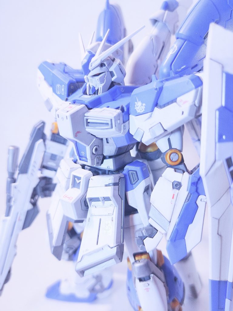 デカールは市販品のHi-ν用とハイキューパーツの1/144用を使いましたが、今回は少し控えめにしてみました