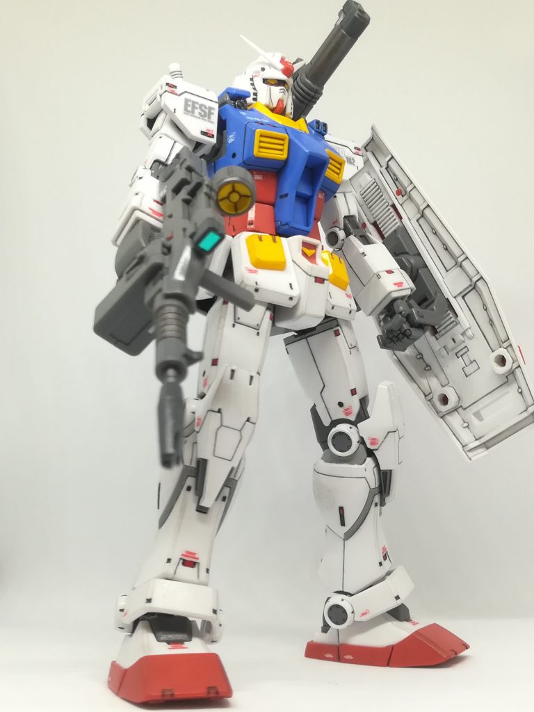 バックパックにはショルダーキャノンが装備、左腕にはガトリングガン、胸部もバルカン。前期型の武骨さがカッコ良いです。